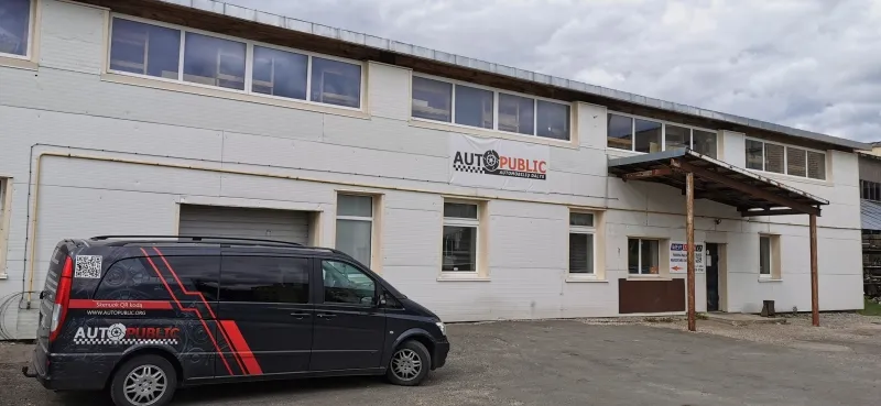 UAB „Merstoja“ pastatas Telšiuose su AutoPublic iškaba ir furgonu
