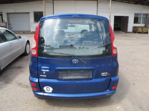 Toyota Yaris verso 2000 m., 4 nuotrauka