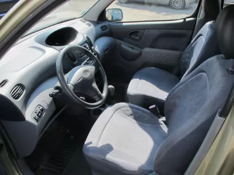 Toyota Yaris verso 2000 m., 2 nuotrauka